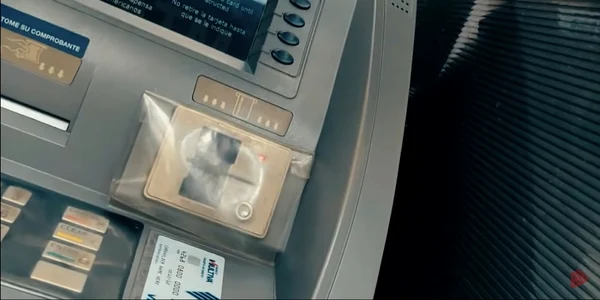 Bancomat cu skimmer în Riviera Maya - Mexic Foto OCCRP