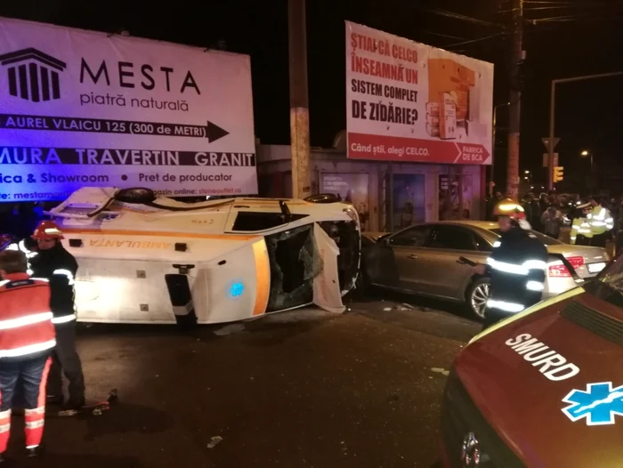 Ambulanţa s-a răsturnat FOTO: ISU Dobrogea