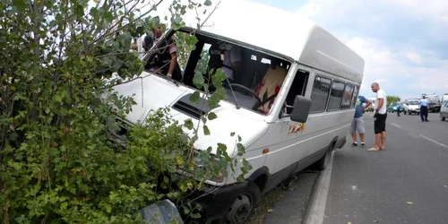 Microbuzul a ieșit de pe carosabil și s-a înfipt într-un dâmb de pământ. Foto Dana Mihai