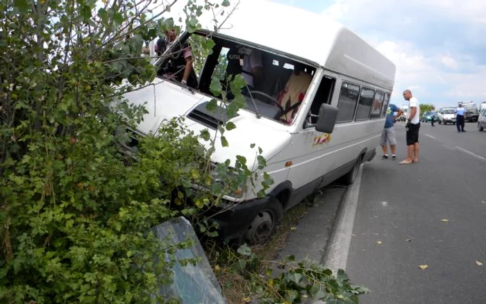 Microbuzul a ieșit de pe carosabil și s-a înfipt într-un dâmb de pământ. Foto Dana Mihai