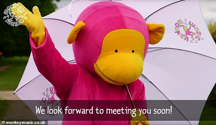 Cursurile sunt ținute de un om îmbrăcat în maimuță 