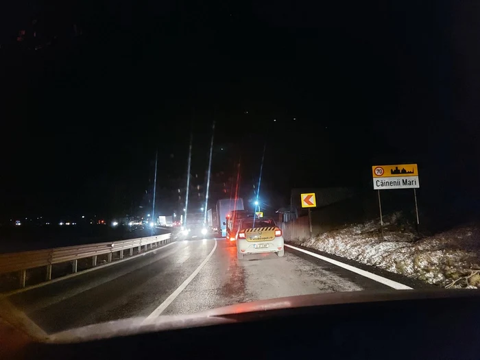 Carambol cu cinci victime pe Valea Oltului la Câineni - Vâlcea - trafic de coşmar pe DN 7 între Vâlcea şi Sibiu Foto Adevărul credit DMS