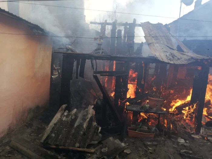 incendiu pompieri casa Galati 4