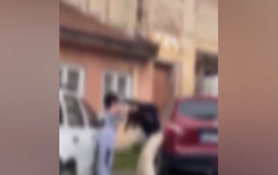 Două fete, de 13 şi 14 ani, filmate în timp ce se băteau pe o stradă din Caransebeş. Nimeni n-a intervenit VIDEO