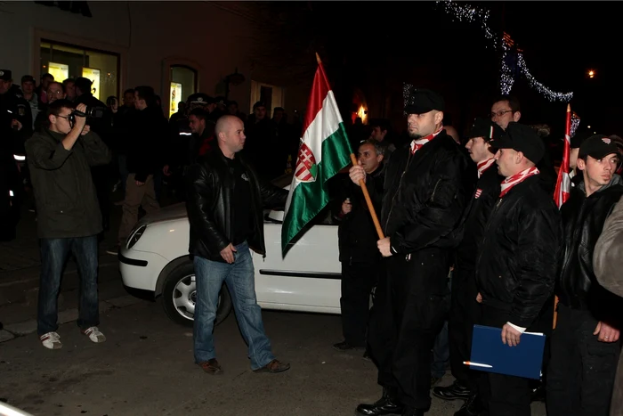 O parte dintre tinerii ridicaţi de jandarmi au fost amendaţi şi anul trecut. Csibi Barna e purtătorul de drapel / Foto: Arhivă