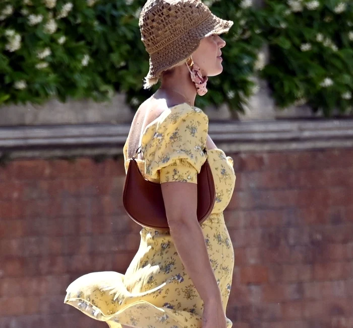 
    Katy Perry, surprinsă de paparazzi când vântul i-a zburat fustaFoto: Profimedia  