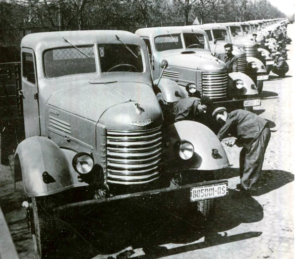 Autocamioane fabricate la Uzinele „Steagul Roșu” din Brașov, în anul 1953 (© „Fototeca online a comunismului românesc”, cota: 191/1953)