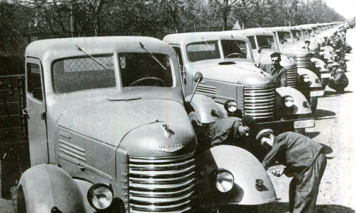 Autocamioane fabricate la Uzinele „Steagul Roșu” din Brașov, în anul 1953 (© „Fototeca online a comunismului românesc”, cota: 191/1953)