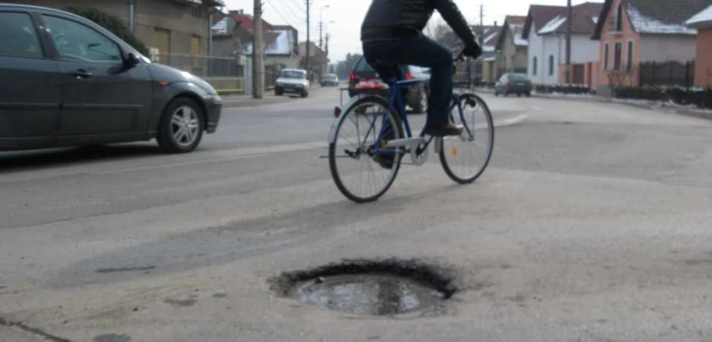 Groapa de canal de pe Calea Moţilor este un pericol pentru şoferi