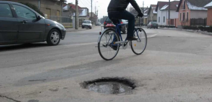 Groapa de canal de pe Calea Moţilor este un pericol pentru şoferi