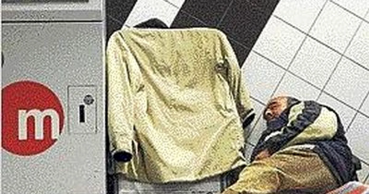 Persoană fără adăpost, în staţia de metrou Turia, din Valencia