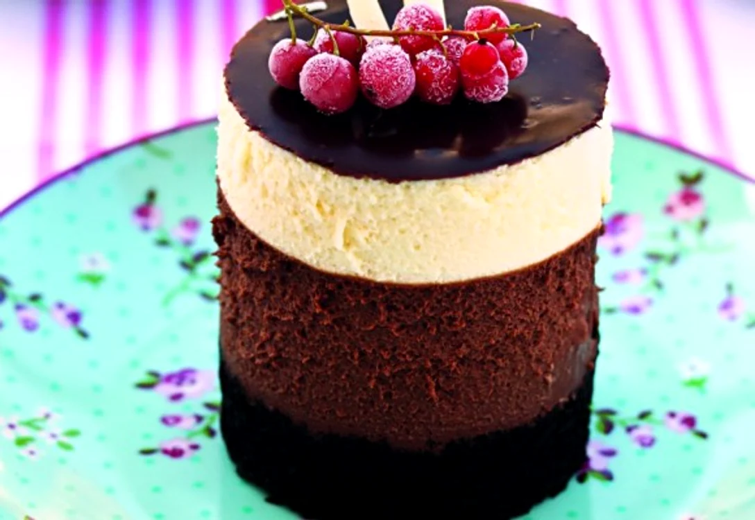 
    Descoperă o reţetă delicioasă de minitorturi cu mousse de ciocolată şi vanilie!clickpoftabuna.ro  