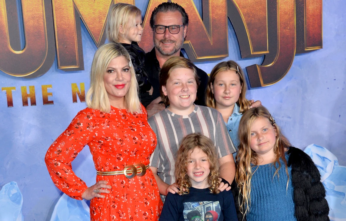 Tori Spelling cu familia Shutterstock jpg