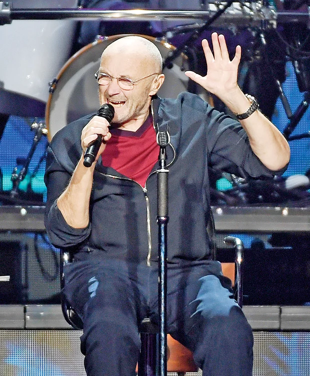 Phil Collins (69 de ani) - A ajuns să cânte  în baston sau  stând pe scaun,  dar nu vrea  să se retragă 