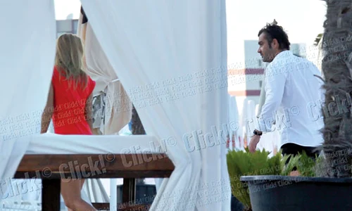 Alex Erbaşu şi blonda au stat  la plajă pe un  baldachin jpeg