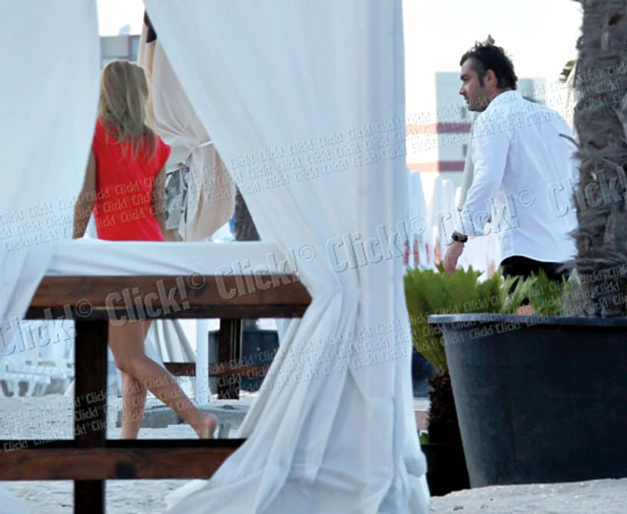 Alex Erbaşu şi blonda au stat  la plajă pe un  baldachin
