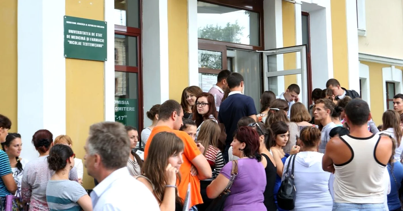 Tinerii s-au înghesuit din prima zi la uşa comisiei de admitere