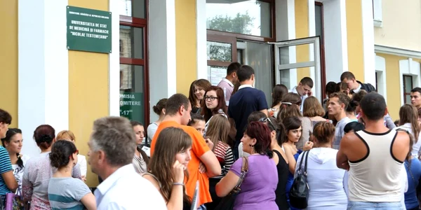 Tinerii s-au înghesuit din prima zi la uşa comisiei de admitere