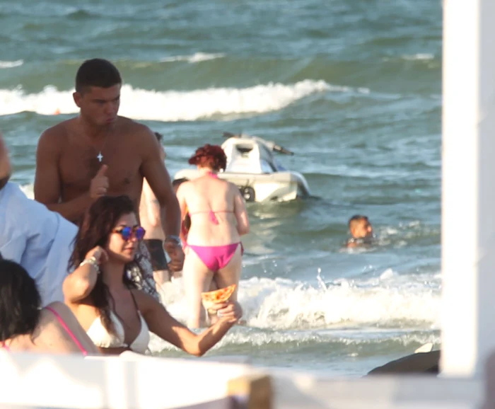 2 august - Politicianul s-a afişat pe plaja din Mamaia cu o brunetă voluptuoasă