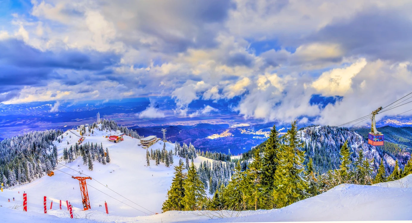 Vedere panoramică Masivul Postăvaru Foto Shutterstock