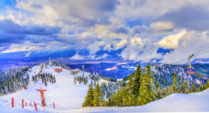 Vedere panoramică Masivul Postăvaru Foto Shutterstock