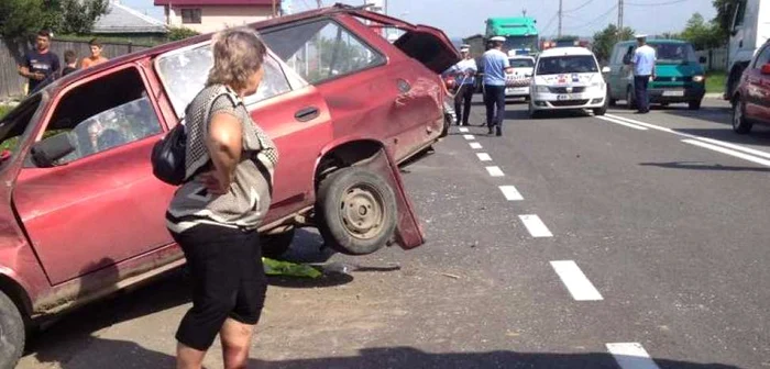 Autoturismul Dacia Break a fost serios avariat FOTO Facebook/Radar Iaşi