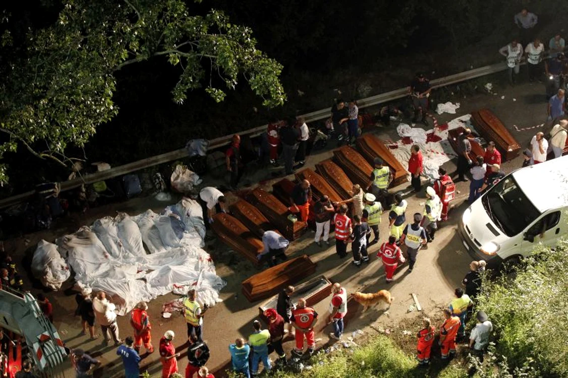 Imagini dramatice de la accidentul de autocar din Italia (Foto: Reuters)