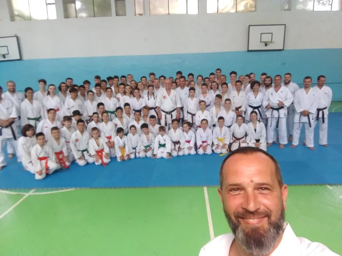 sebastian ene cu o parte dintre elevii săi