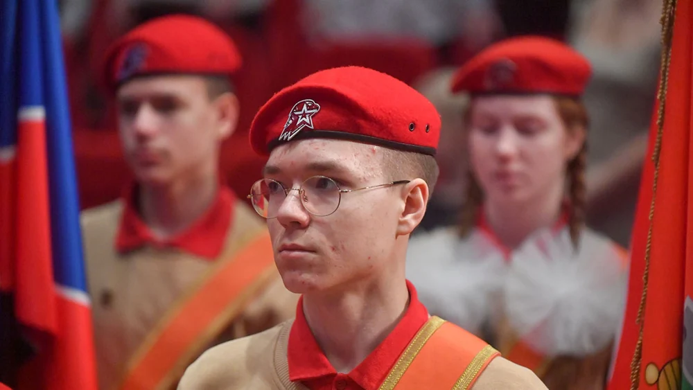 Mii de ruși își retrag copiii din școli și aleg educația la domiciliu pe fondul propagandei militare