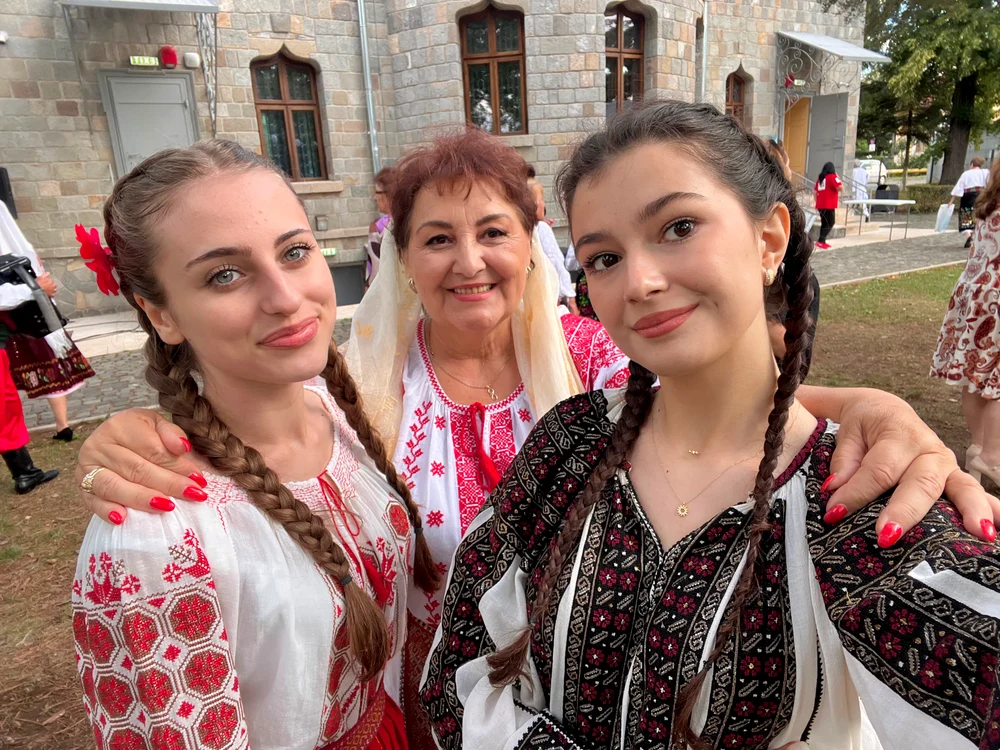 doua-tinere_interprete_alaturi_de_o_artista_consacrata_muzica_populara_foto_arhiva_daria_moanta