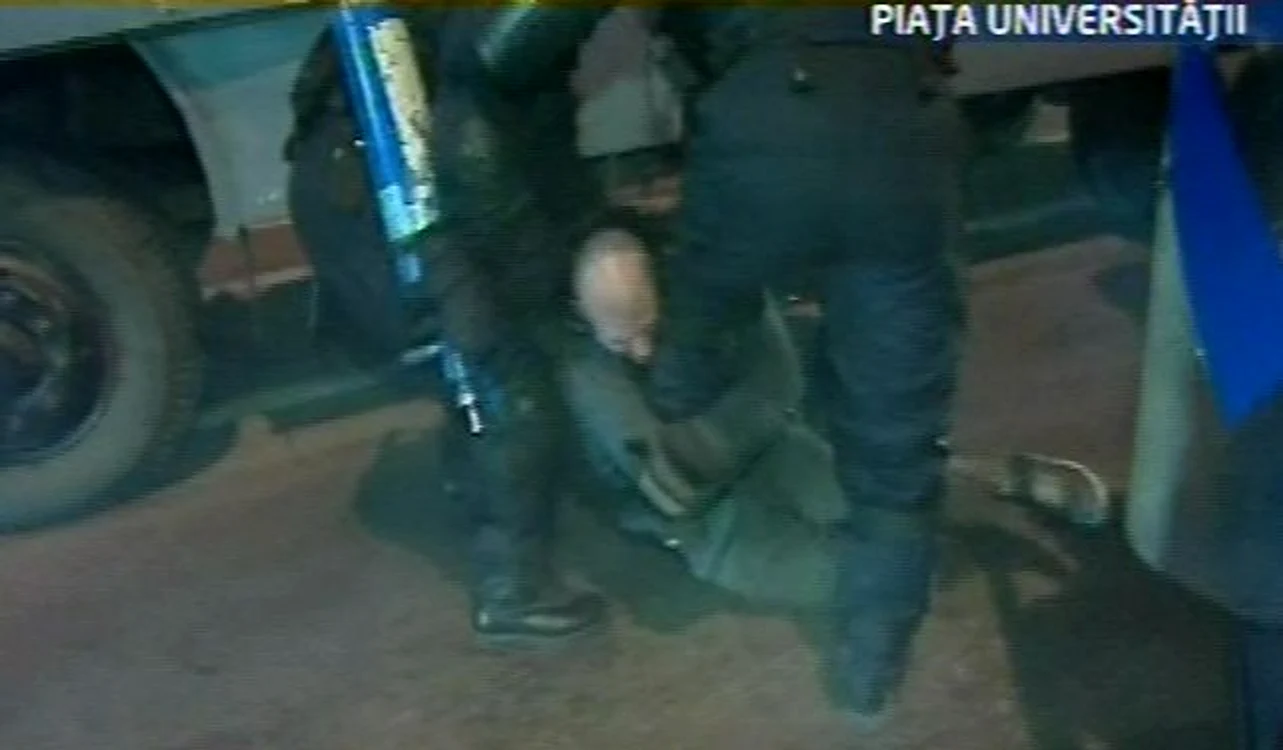 Bărbat bătut cu picioarele de jandarmi (Foto: captură video Antena 3)