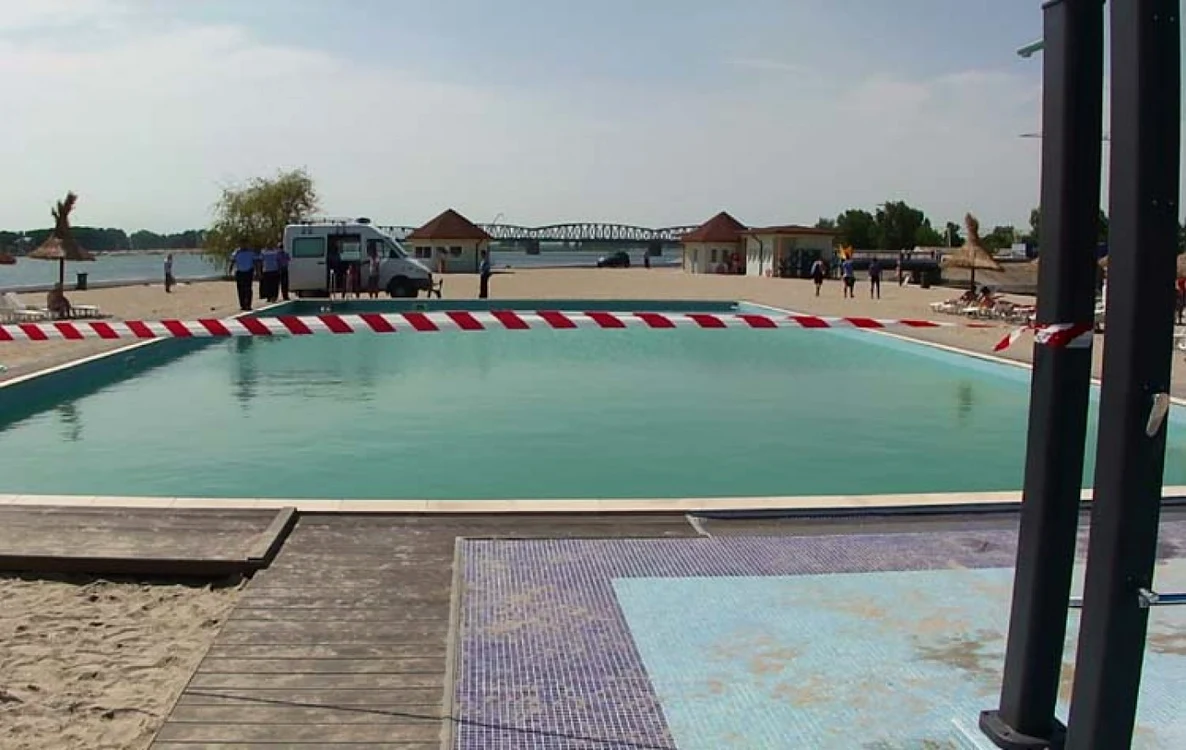 Piscina de la Plaja Olt din Slatina a fost închisă publicului   (FOTO: Mugurel Manea)