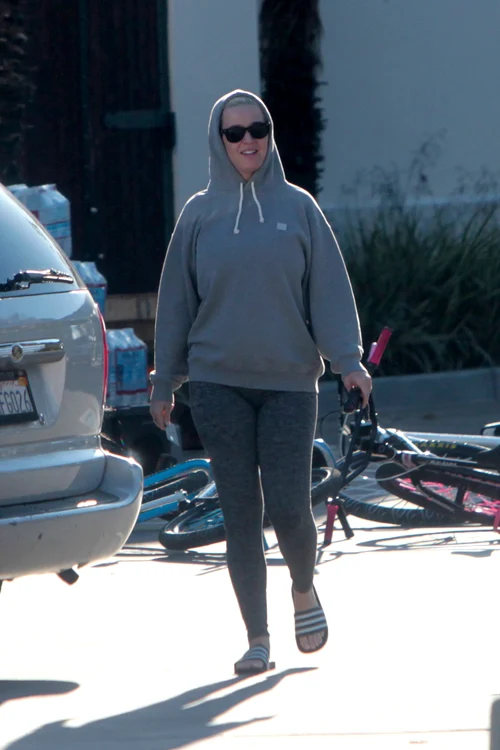 Katy Perry, surprinsă de paparazzi la cumpărături