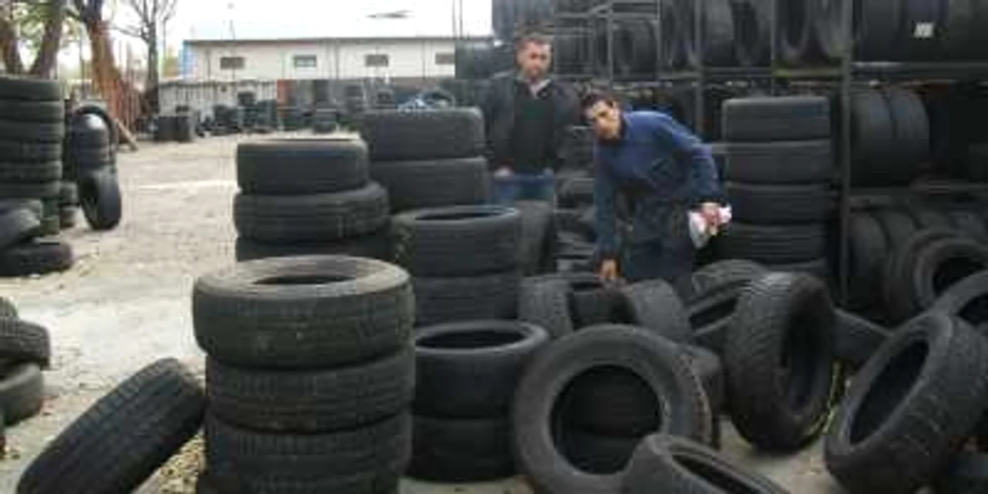 Viorel Iaru, cumpărându-şi cauciucuri pentru maşină