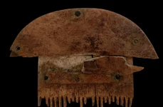 Pieptene antic din corn de cerb, descoperit în județul Neamț (©Facebook / Vasile Diaconu – archaeologist)