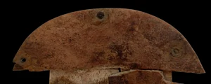 Pieptene antic din corn de cerb, descoperit în județul Neamț (©Facebook / Vasile Diaconu – archaeologist)