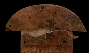 Pieptene antic din corn de cerb, descoperit în județul Neamț (©Facebook / Vasile Diaconu – archaeologist)