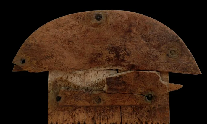 Pieptene antic din corn de cerb, descoperit în județul Neamț (©Facebook / Vasile Diaconu – archaeologist)