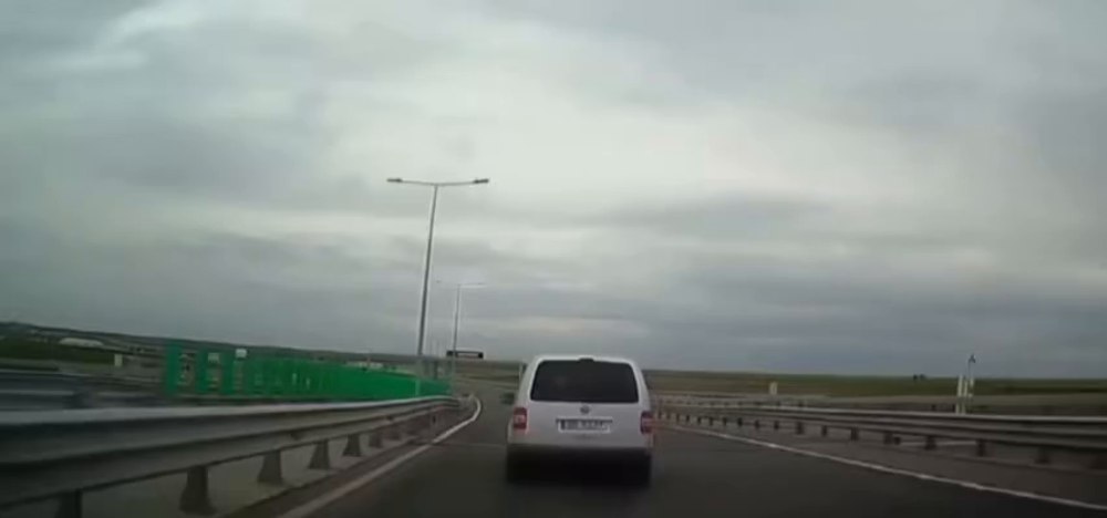Șofer filmat pe contrasens pe drumul de legătură cu podul suspendat peste Dunăre. Poliția, pe urmele lui VIDEO