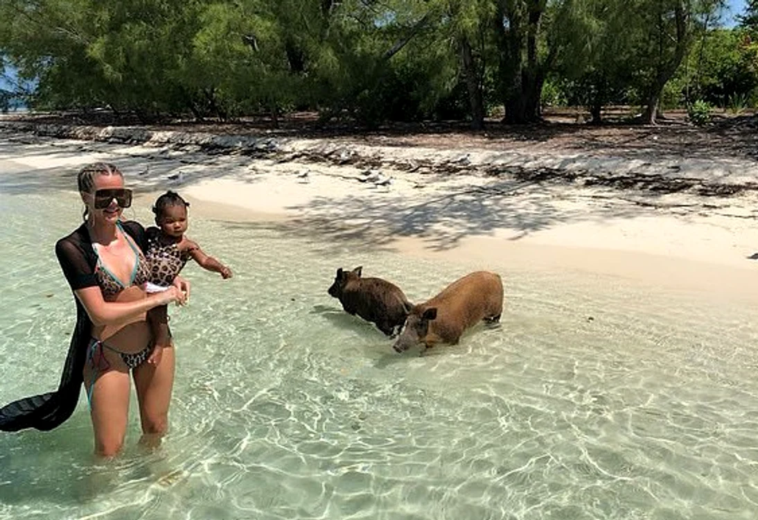 Khloe Kardashian şi fetiţa sa, True au purtat costume de baie cu model animal print 