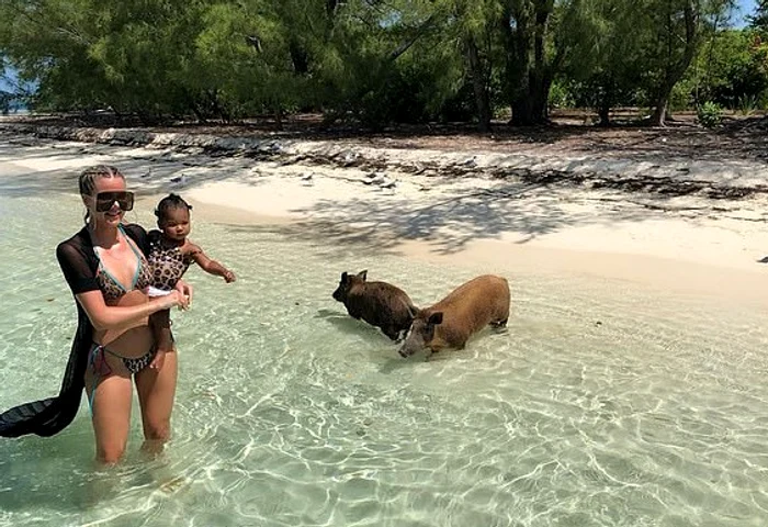 Khloe Kardashian şi fetiţa sa, True au purtat costume de baie cu model animal print 