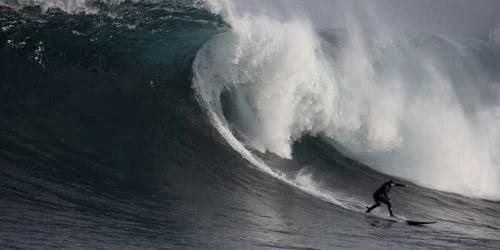 Sud-africanul Jeremy Johnson face surf în zona recifurilor Dungeons în Oceanul Atlantic dincolo de Cape Town Africa de Sud FOTO EPA / Nic Bothma