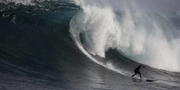 Sud-africanul Jeremy Johnson face surf în zona recifurilor Dungeons în Oceanul Atlantic dincolo de Cape Town Africa de Sud FOTO EPA / Nic Bothma