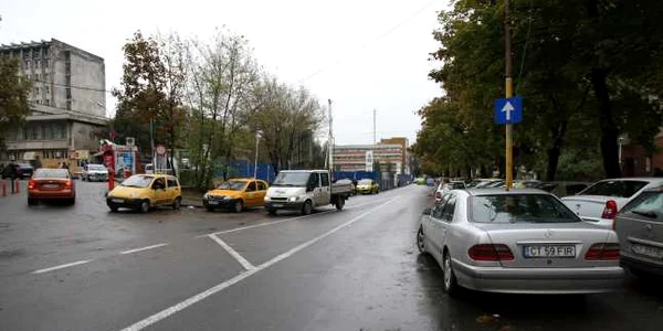 Şoferii nu respectă sensul unic de pe strada Nicolae Iorga