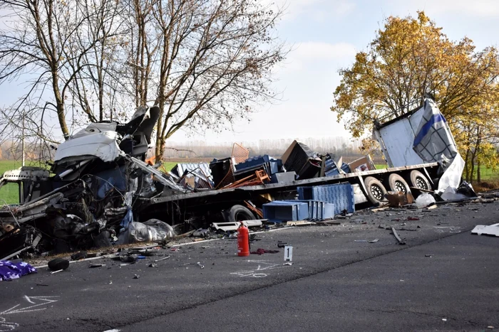 Rămăşiţele TIR-ului românesc FOTO: police.hu