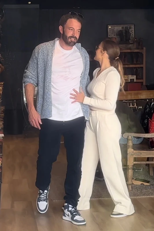 Bennifer la cumpărături de Halloween