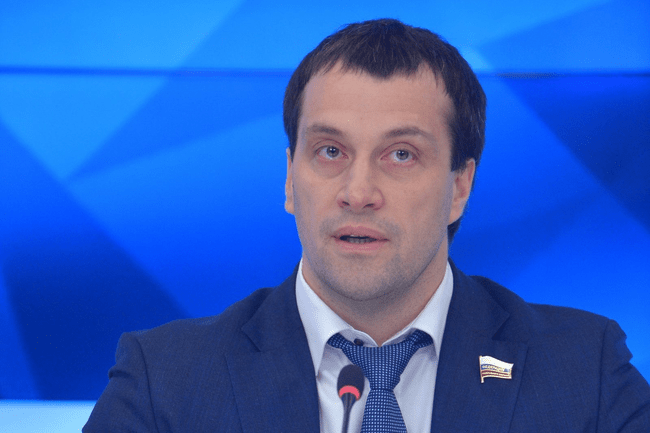 Un senator rus își reneagă fiica pentru că e împotriva războiului: Trădătoare, șomeră, LGBT și rasă în cap