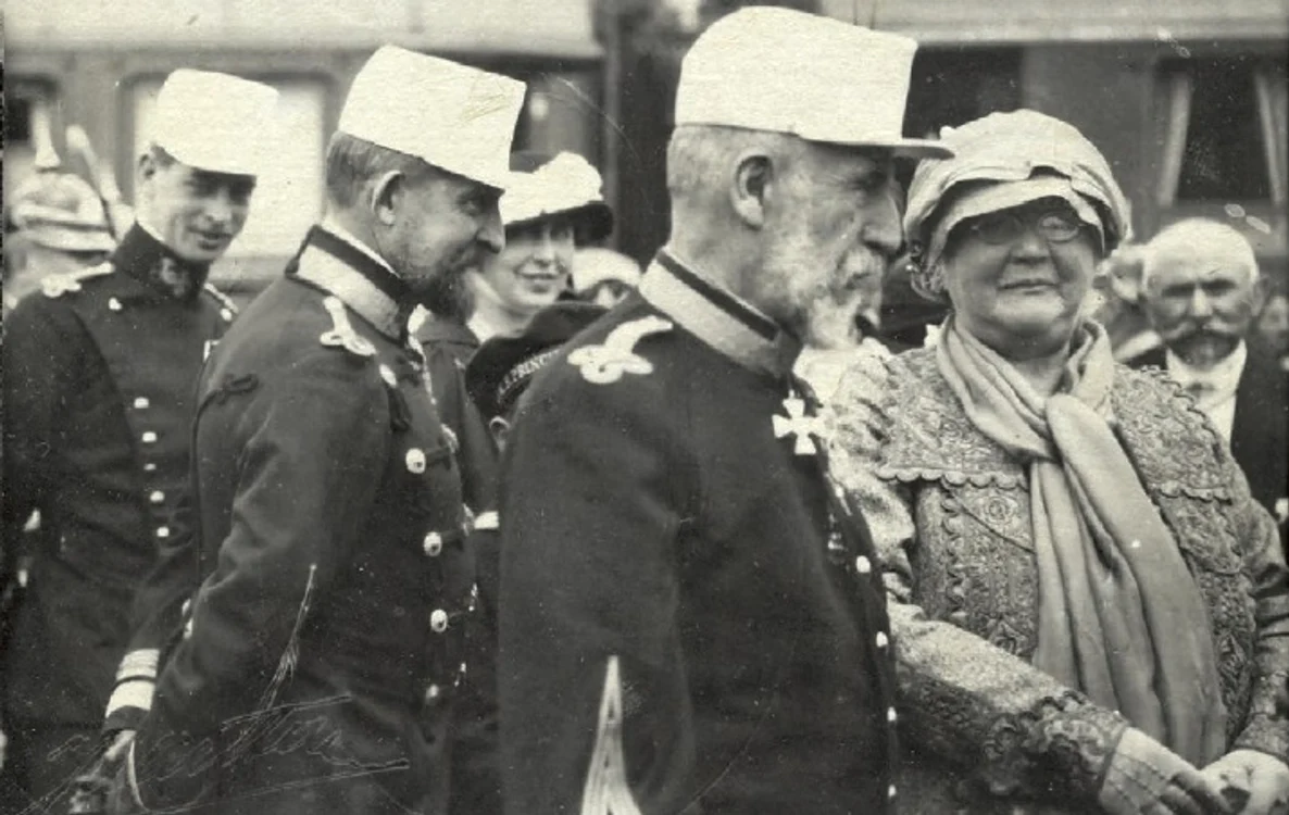 Familia regală în gara Băneasa,  în anii de dinaintea izbucnirii Primului Război Mondial – de la stânga la dreapta: Principele Carol,  Principele moştenitor Ferdinand,  Principesa Maria (în plan secund),  Regele Carol I