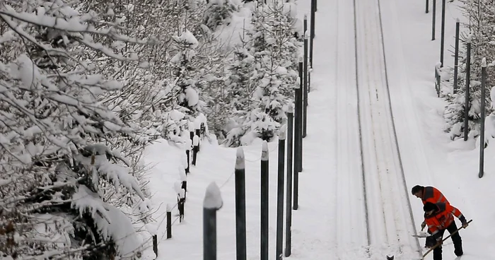 Câteva căi ferate din Elveţia au avut nevoie de intervenţia unor echipaje pentru deblocare. FOTO Reuters