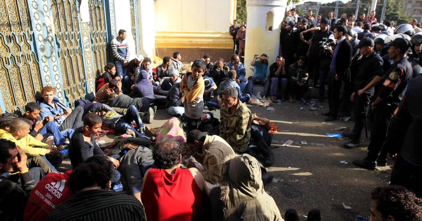 Protestatarii violenti au fost reţinuţi de forţele de ordine în faţa Palatului Prezidenţial din Cairo FOTO Reuters